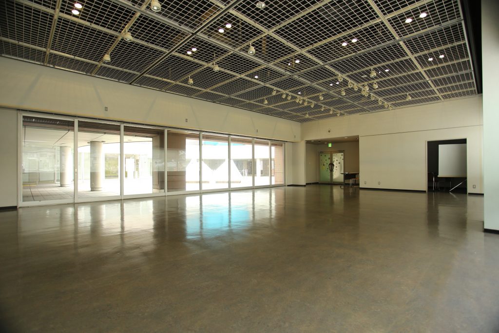 ギャラリー室内奥からの全景写真
